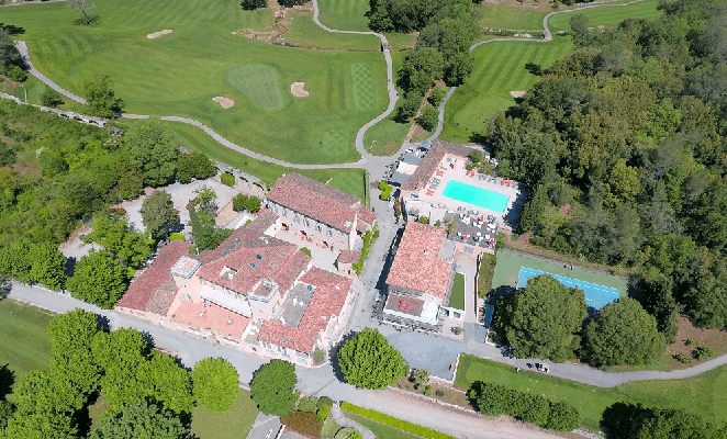 Le Château de la Bégude vue du ciel de nos jours avec le terrains de golf ou encore la piscine.